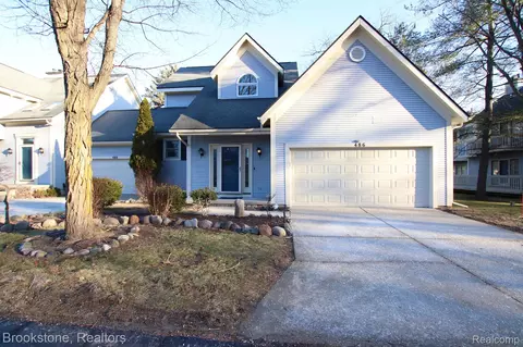 486 Crystal Brook Dr, Fenton, MI 48430