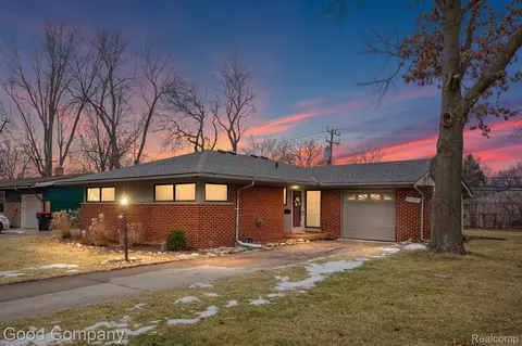 29229 Southgate Dr, Southfield, MI 48076