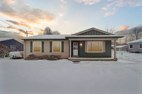 919 S Adelaide St, Fenton, MI 48430