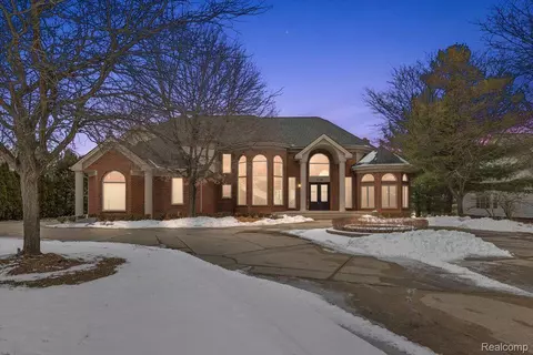 1774 Maplewood Ave, Bloomfield Hills, MI 48302