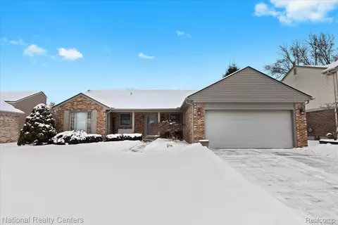 19574 Stamford Dr, Livonia, MI 48152