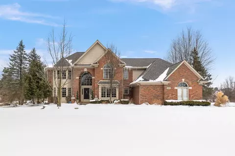 2980 Long Winter Ln, Oakland, MI 48363