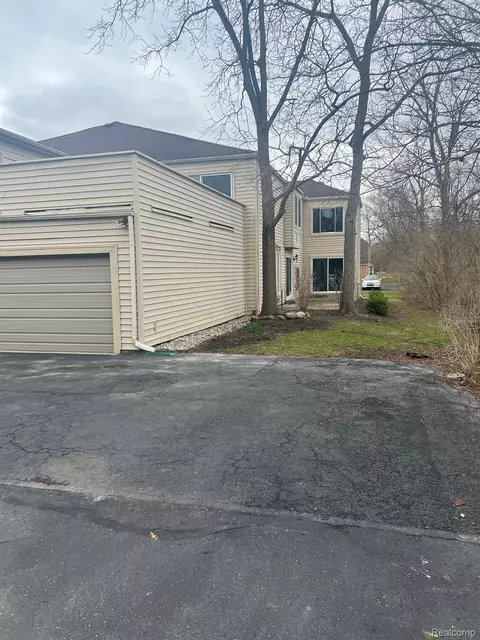 8365 Colony Dr #70, Grosse Ile, MI 48138