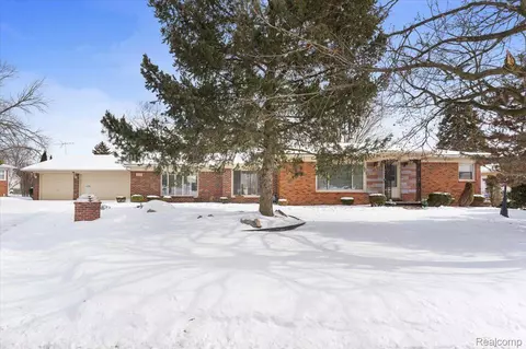 5037 Argonne St, Trenton, MI 48183