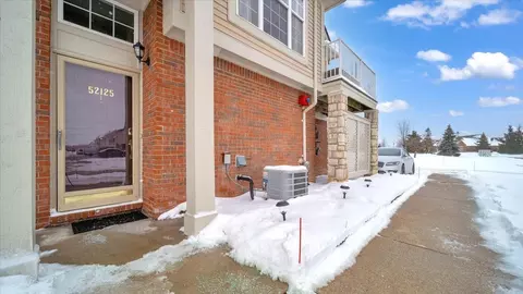 52125 Naugatuck Dr, Macomb, MI 48042