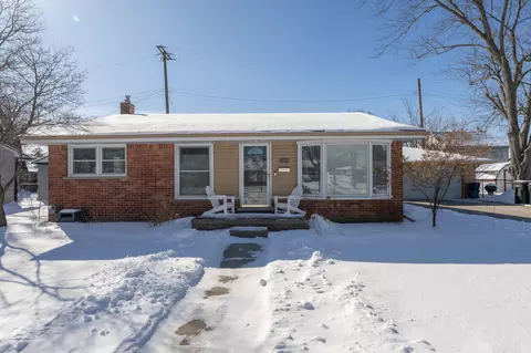21600 Lakeshire St, Saint Clair Shores, MI 48081