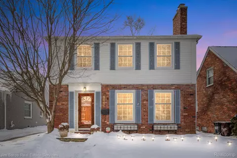 2001 Lochmoor Blvd, Grosse Pointe Woods, MI 48236