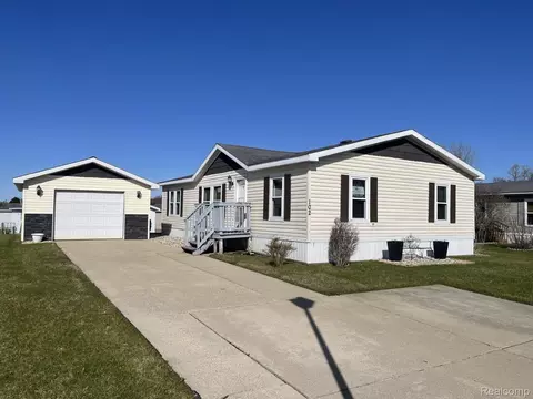102 Ashley Cir, Swartz Creek, MI 48473