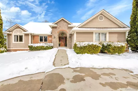 6747 Longhurst Dr, Independence, MI 48346