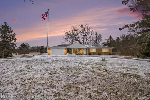 3449 Middle Rd, Highland, MI 48357