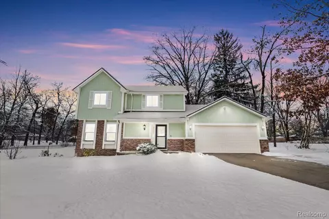 1002 Meadowlark Dr, Waterford, MI 48327