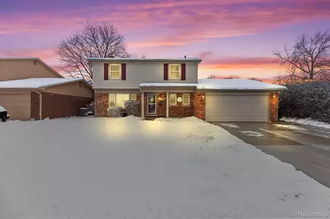 42283 Mac Rae Dr, Sterling Heights, MI 48313