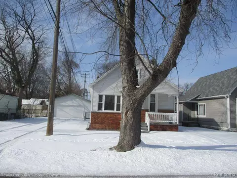 2017 11th St, Port Huron, MI 48060