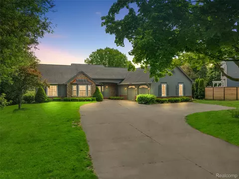 385 Joslyn Rd, Orion, MI 48362