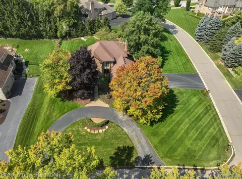 4780 Cider Hill Dr, Oakland, MI 48306