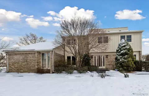 5965 Crestwood Dr, West Bloomfield, MI 48322
