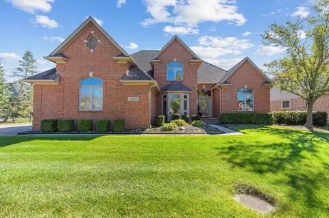 51304 Shadywood Dr, Macomb, MI 48042
