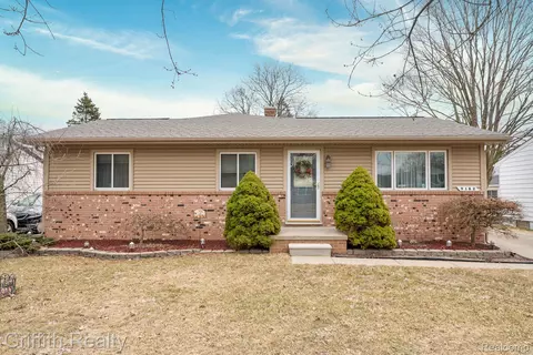 9182 Houghton St, Livonia, MI 48150