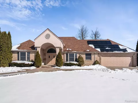 202 Wellington Crs Cres, Mount Clemens, MI 48043