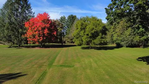 000 W Predmore, Oakland, MI 48363
