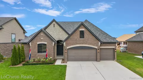 16949 Glenhurst Dr, Macomb, MI 48044