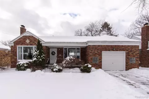 21630 Mauer St, Saint Clair Shores, MI 48080