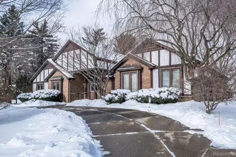 21984 Roxbury Dr, Novi, MI 48374