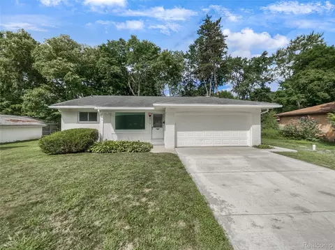 29743 Chelmsford Rd, Southfield, MI 48076