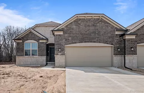 748 W Spaniel Dr, Pittsfield, MI 48108