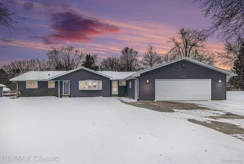 633 S Cloverhill Rd, Leoni, MI 49201
