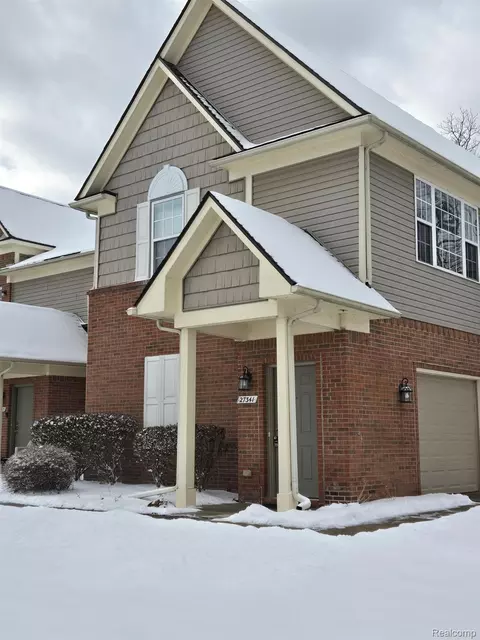 27341 Hidden Oaks Dr, Brownstown, MI 48183