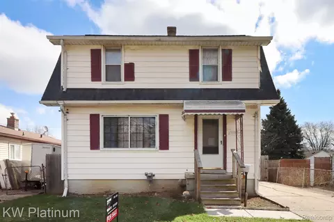 27382 Beechurst St, Roseville, MI 48066
