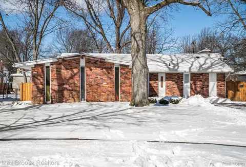 19810 Northbrook Dr, Southfield, MI 48076