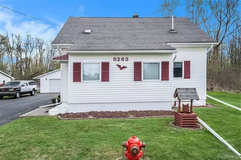 5263 Wakefield Rd, Grand Blanc, MI 48439