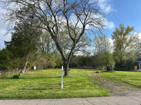 7806 Island Blvd, Grosse Ile, MI 48138