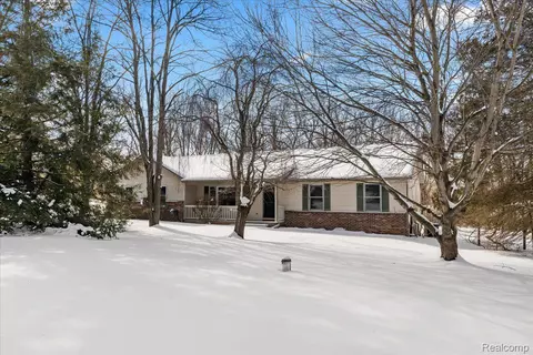 2596 Harvest Hill Dr, Brighton, MI 48114