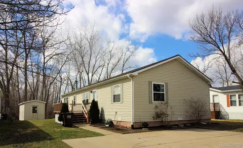 9075 Water Ridge Dr, Berlin, MI 48166
