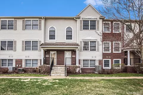 724 Eagle Dr, Fenton, MI 48430