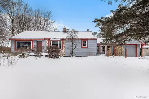 6498 Simmons Dr, Waterford, MI 48327