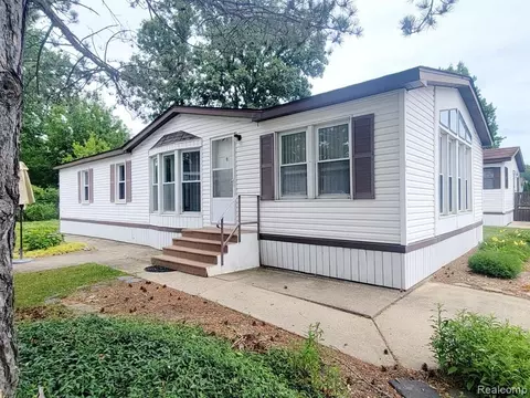 72 S Valley Dr, Swartz Creek, MI 48473