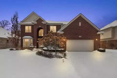 1864 Oak Forest Dr E, Troy, MI 48085