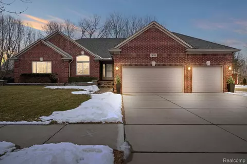 56158 Hidden Creek Rd, Shelby Township, MI 48316