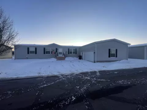5431 Arboretum Trl, Howell, MI 48843