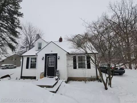 2908 Lansdowne Rd, Waterford, MI 48329