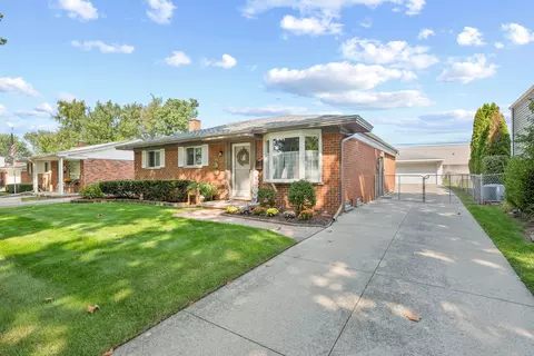 1260 W Elmwood Ave, Clawson, MI 48017