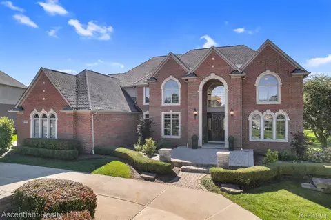 3846 Basswood Crt Ct, Oakland, MI 48363