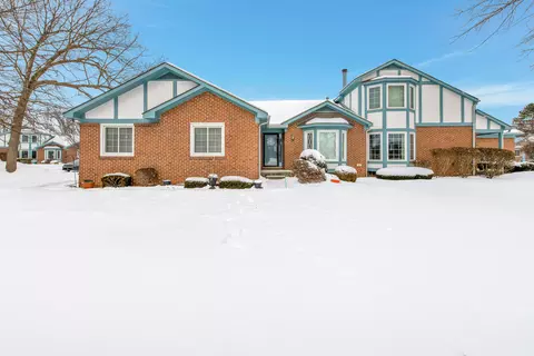 15326 Roxbury Cir, Macomb, MI 48044