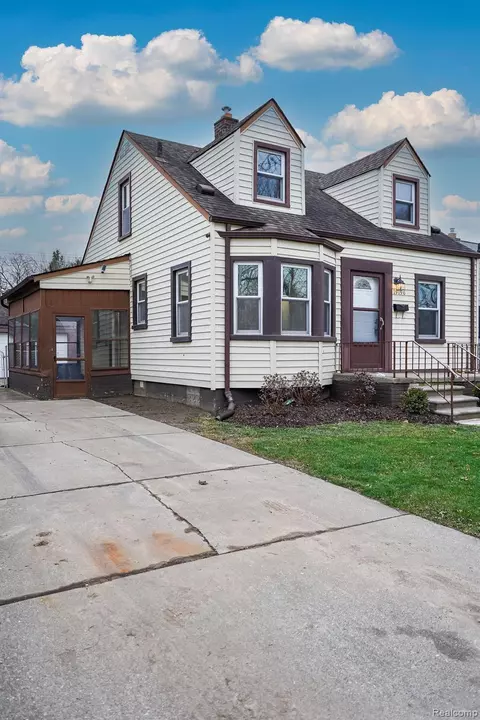 19196 Elkhart St, Harper Woods, MI 48225