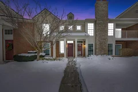 28260 Oakmonte Cir E, Lyon, MI 48165