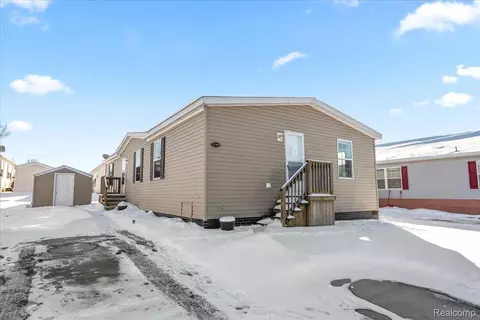 11988 Cedarbrook Dr, Green Oak, MI 48178